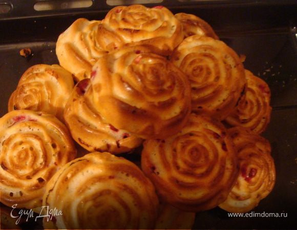 Массу выложить в смазанные маслом формочки примерно на 2/3 объема. Выпекать при 180 С минут 20. Готовность можно проверить зубочисткой.