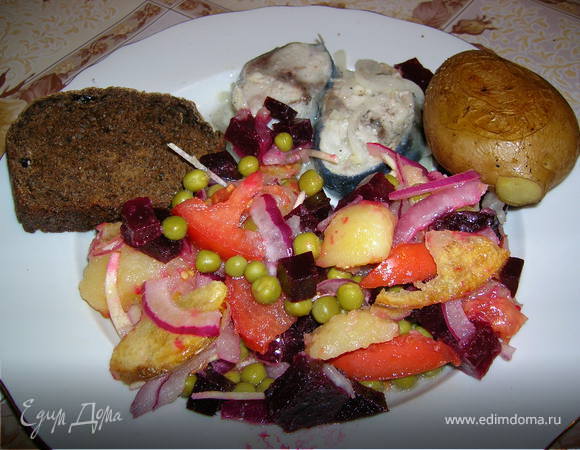 и соленой скумбрией (тоже домашнего посола)...

