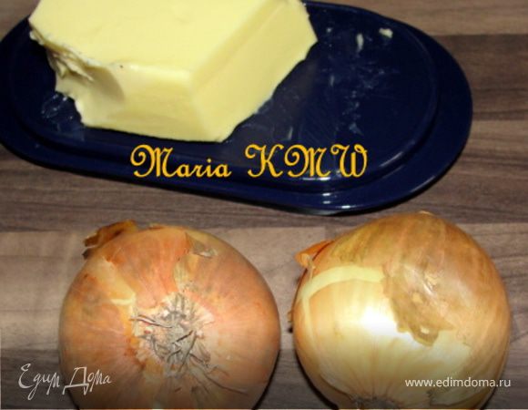 Лук  и чеснок почистить, порезать и обжарить на сливочном масле до золотистого цвета. 