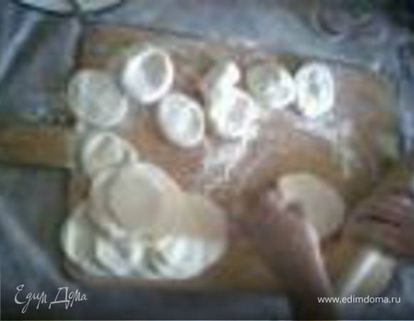 Тесто - 0,5 л холодная вода+1 яйцо+соль по вкусу. Замесить крутое тесто. Тесто раскатать и нарезать кружочками.

