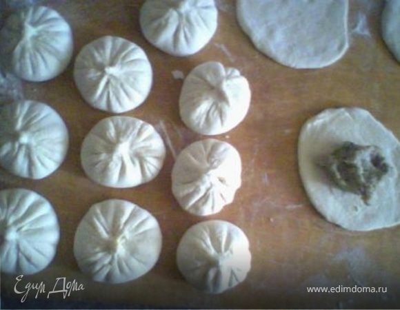 Фарш - Через мясорубку прокрутить мясо, лук, чеснок, добавить соль, молотые семена тмина и перец по вкусу, залить 1 стаканам тёплой воды. Всё перемешать и выложить раскатанные кружочки. Края соеденить так, чтобы получились складки (примерно 18-20 складок)