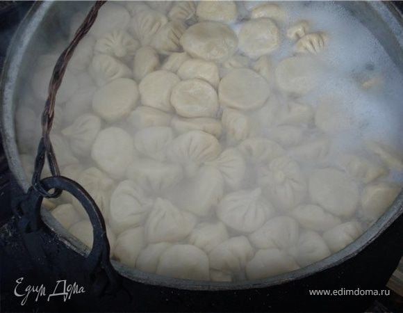 Готовые хинкали положить в кастрюлю с кипяшей, подсоленой водой, когда они всплывут варить до готовности. Затем шумовкой выложить на на широкое блюдо и сверху посыпать чёрным молотым перцем

