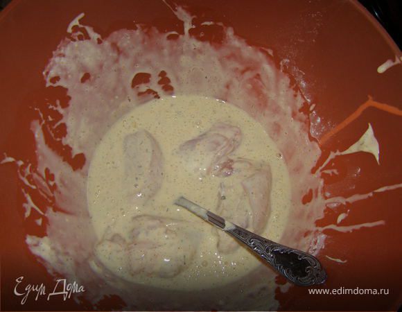 Берем,большую емкость. Выливаем майонез-добавляем специи,хорошо мешаем. Хорошо обработанную курицу режим на порционные кусочки(можно и без косточек). Кладем к майонезу и мешаем. Для удобства я все перекладываю в стеклянную банку и убираю на ночь в холодильник.