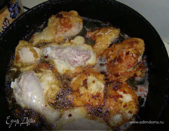 Утром, переложив в миску кусочки, добавляю к ним яйца и крахмал. Тщательно мешаю. Разогрев масло на сковороде, беру столовой ложкой кусочки и жарю с двух сторон.