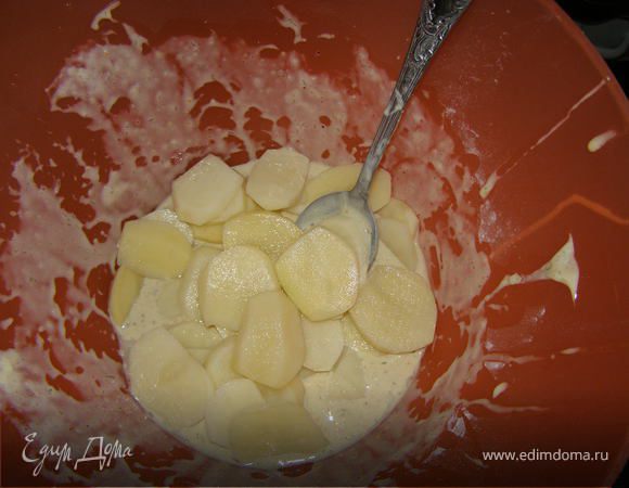 Когда все кусочки пожарены,остается кляр. Кладем в него порезанный потоньше (но не светящиеся на сквозь) кружочками картофель. Мешаем, оставляем на 10-15 мин.