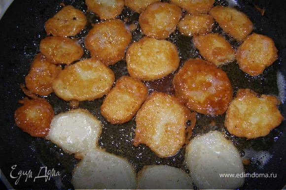 Разогреваем масло на сковороде (или фритюрницу) и жарим картофель (выкладывая каждый кружочек столовой ложкой) с двух сторон.