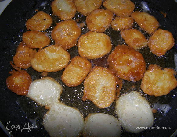 Разогреваем масло на сковороде (или фритюрницу) и жарим картофель (выкладывая каждый кружочек столовой ложкой)  с двух сторон.