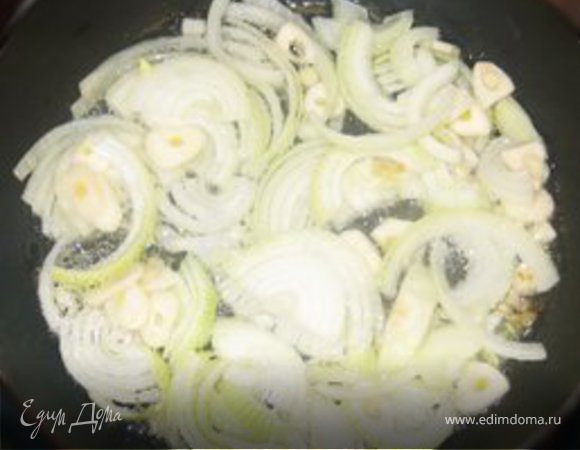 Припустим  лук с чесноком (3-4 минуты). Отдельно поджарим перец, потом обжарим яблоки (обязательно все отдельно).