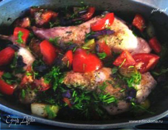 Возьмем гусятницу, смажем ее маслом. Выкладываем слоями: лук, перец, яблоки, помидоры, ножки, зелень. У меня получилось 3 слоя. Не забудьте каждый слой поперчить, хорошо посолить и добавить итальянских трав.