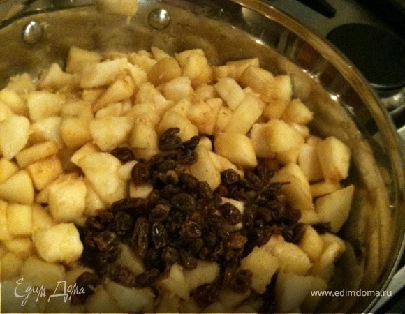 Груши чистим и режем на средние кубики, пару минут обжариваем в слив. масле, добавляем ванильный сахар, цедру лимона и изюм. Даем остыть.
