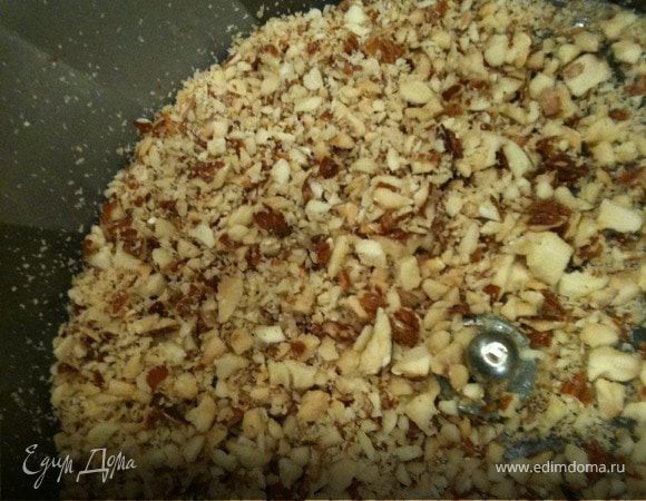 В блендере измельчить миндаль.