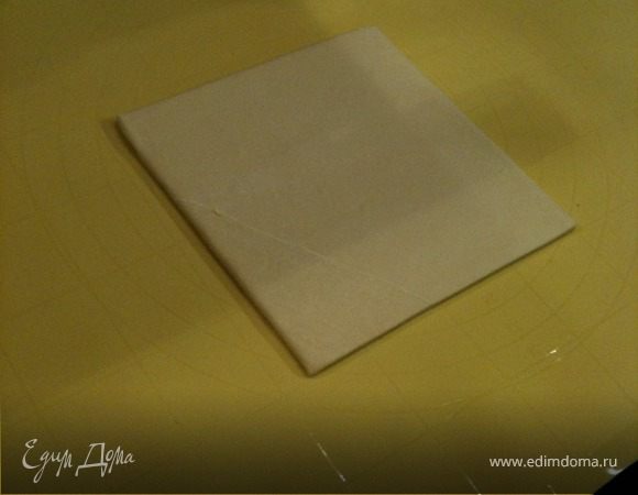 Раскатать тесто, чтобы оно увеличилось в размере в 2 раза. Смазать сливочным маслом, посыпать сухарями и выложить грушевую начинку+орехи. Смазать края взбитым желтком с молоком,  свернуть и защипнуть края.