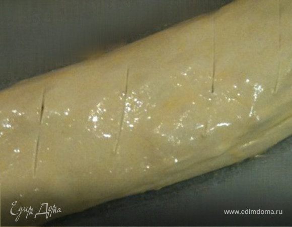 Смазать весь штрудель яичной смесью , сделать небольшие надрезы острым ножом на тесте. И выпекать 40 минут при температуре 200 градусов. Приятного аппетита!))