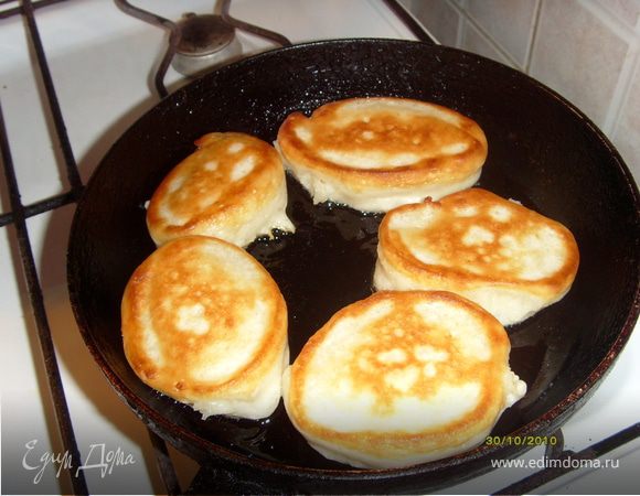 Обжаривать с двух сторон. При последующей жарке добавлять в сковороду масло.
