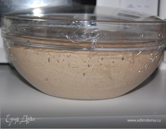 # Начнем с закваски,ею нужно приготовить заранее.Время вызревания закваски 18 часов,в дальнейшем ее хватит на 7-8 буханок.
# В большой,щирокой,неметаллической посуде все ингредиенты смешиваем до однородной массы и ставим для вызревания в теплое место.Через 3 часа закваску нужно перемешать.Время брожения 18 часов.Далее готовую хранить в холодильнике.