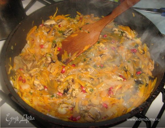 Лук нарезать тонкими полукольцами, разделить на полоски, морковь натереть на терке. Мидии и гранатовые семена полить соевым соусом, оставить на 15-20 минут (пока готовится лук и морковь). Яблоко очистить и мелко порезать. На сковороде поджариваем лук и яблоко. Затем добавляем морковь, специи, немного воды , накрываем крышкой и тушим до готовности. Затем добавляем мидии и гранат. Половину руколы и петрушки мелко нарубить, добавить на сковороду,  оставляем на  медленном огне на 5 минут.