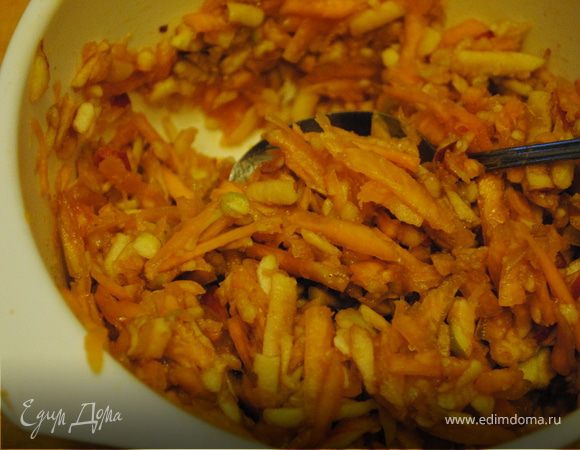 Натереть на крупной терке мякоть тыквы, яблоко ( я не снимала с яблока кожицу), банан. Все перемешать. Затем добавить в фруктовую массу корицу, сахар, муку, яйца.