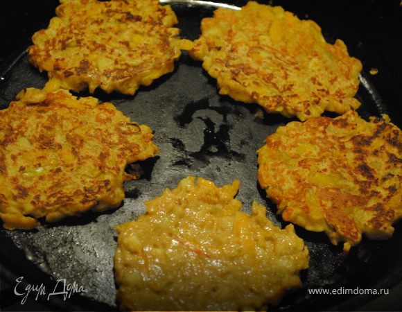 На разогретую сковороду выложить блинчики. Обжаривать с двух сторон до образования золотистой корочки.
Готовые блинчики можно подавать с медом, сметаной или...)
Приятного аппетита!
