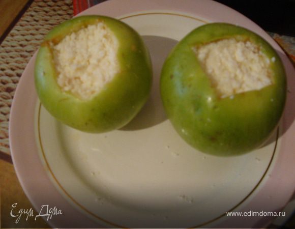 у яблок вырезать сердцевину ножом,не задевая стенок яблока. ложкой вынуть мякоть. Заполнить творогом и медом полость. Я накладывала слоями,чтобы сладость была равномерной.