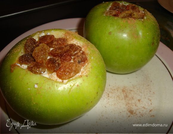 Изюм залить кипятком,оставить на 5 минут. Выложить сверху творога. Присыпать корицей.