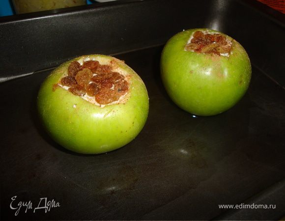 Переложить на противень, на дно налить немного воды.Отправить в духовку на 30-35 мин.
время может варьироваться в зависимости от сорта и размера яблок.Проверять готовность можно зубочисткой.
