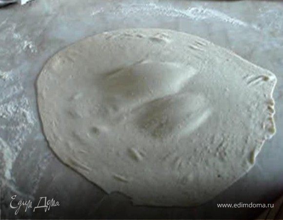 Разделить тесто на шарики и каждый очень тонко раскатать (толщиной 1 мм). Только не все сразу! :)))