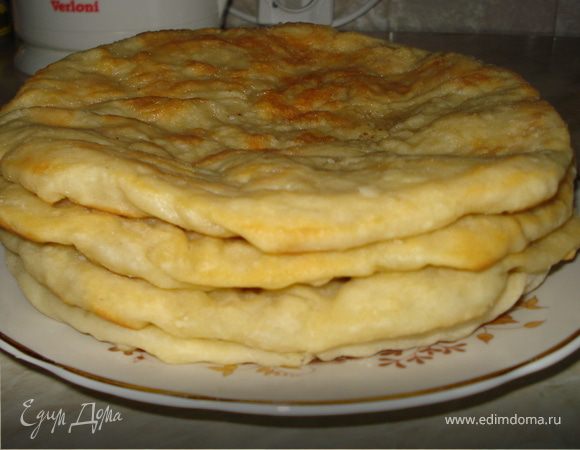 Жарим на разогретой сковороде, на растительном масле с обеих сторон по 3-4 минуты с закрытой крышкой (это еще и от начинки зависит). Должна получиться румяная корочка! Затем можно смазать сливочным маслом как блины, но это уже как кому нравится :) Я лично не смазываю - люблю, чтобы слегка хрустело.