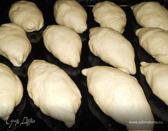 Просеять муку и добавить сухие дрожжи. Отдельно смешать кефир, масло, соль и сахар. Соединить обе смеси и замесить тесто.На это количество ингредиентов уйдет ровно 3 стакана муки. Поставить для подъема минут на 40. Тесто получается чудесное: не липнет к рукам и прекрасно раскатывается без дополнительной присыпки муки. 
Замешивала в хлебопечке.Жареные в масле не очень, а вот в духовочке...м...м...

