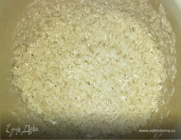 Рис хорошо промыть, залить водой, немного присолить и поставить на огонь.