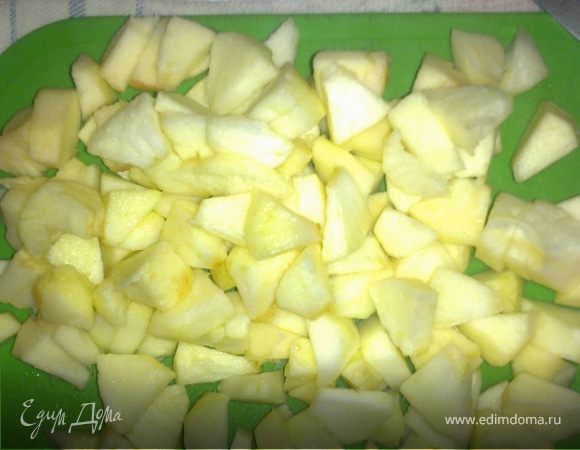 В это время яблоки очистить от кожуры, удалить сердцевину и нарезать небольшими кусочками.