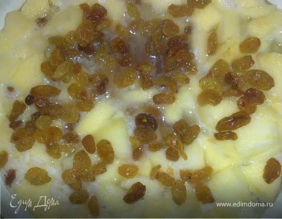 Когда рис закипит, добавить в него нарезанные яблоки и изюм. Всыпать сахар и корицу или ванильный сахар (по вкусу), подождать пока закипит снова, при этом потихоньку помешивать. Затем сделать тише огонь, накрыть крышкой и варить до готовност (но не до крутого состояния). Кушать лучше теплым.