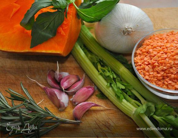 Тыкву нарезать небольшими кубиками. Нашинковать сельдерей и белый лук кубиками чуть меньше, чем тыква. Листья розмарина и чеснок измельчить.