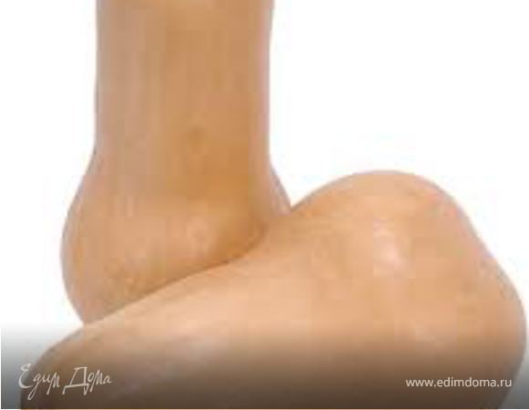 На дно кастрюли добавить 2 ст. л. оливкового масла, положить чеснок и розмарин. Обжарить полминуты и добавить тыкву. Постоянно мешая, обжарить минут 5, затем добавить лук и сельдерей и обжарить еще минут 5. Затем добавить литр горячей воды и чечевицу. Довести до кипения, убавить огонь и варить под крышкой около 15–20 минут, пока чечевица не разварится.