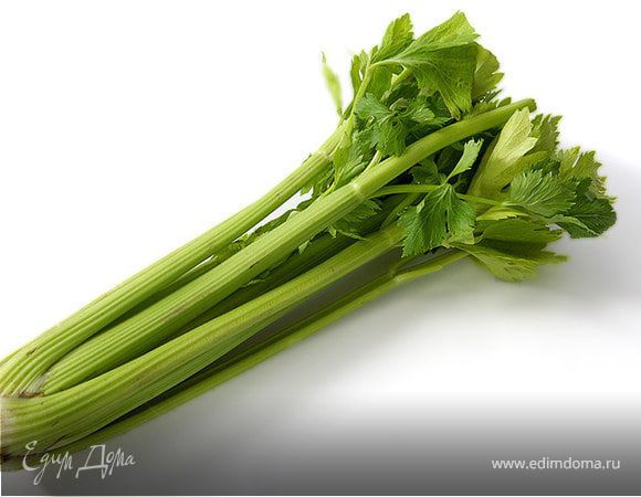 Снять кастрюлю с огня добавить свежий базилик и пробить погружным блендером до состояния жидкого пюре. Затем вернуть на огонь, добавить сливки, потомить 2–3 минуты, помешивая, и снять с плиты.