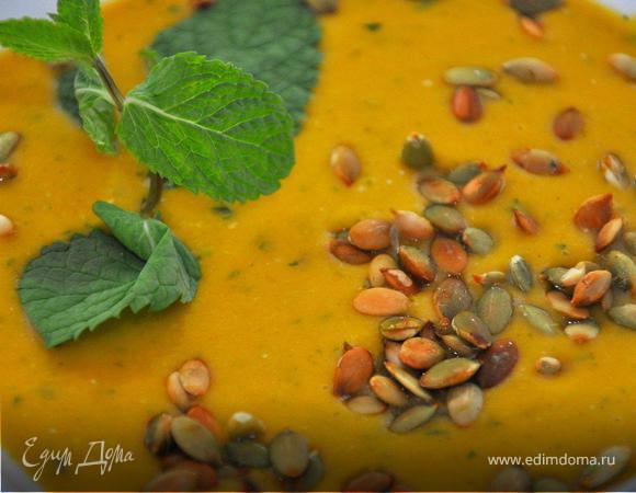 При подаче украсить суп свежей мятой и посыпать горстью обжаренных тыквенных семечек.