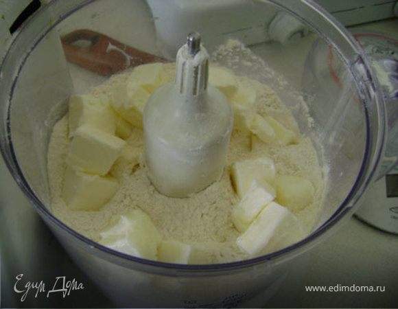 Тесто:
Смешать муку масло яица и соль в однородную массу.
Если тесто суховатое добавить 2 ложки воды
Валожить тесто в формочку,сформировав края пирога.
Вилкой проколоть тесто в некоторых местах.
Покрыть бумагой для выпечки насыпав сверху фасоль ( чтобы была ровная поверхность)
выпекать 15-20 мин при темп 180 гр( до полуготовности теста)
