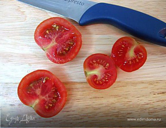 Смешать в однородную массу компоненты для начинки.
Полуготовый пирог залить начинкой и вставить половинки помидоров открытой частью вверх.
Выпекать примерно 35-40 мин при темп 180 гр