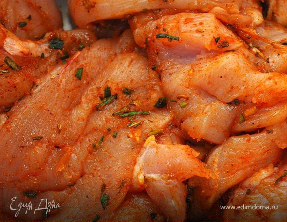 Куриное филе разделить на куски толщиной 2см. С двух сторон сделать диагональные надрезы по 5мм вдоль и поперек. Смазать руки оливковым маслом и обмазать каждый кусок курицы.  Затем обвалять филе со всех сторон в специях (соль, паприка, карри, розмарин, базилик). Отправить мариноваться в холодильник на 1 час.