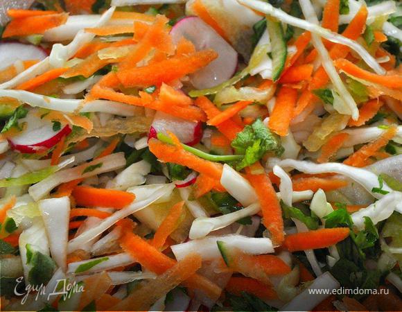 Готовим Коул Слоу. Капусту нашинковать соломкой, морковь, огурцы, редьку натереть на крупной терке, редис нарезать тонкими колечками, ботву и петрушку мелко нарубить. Все перемешать в просторной миске.