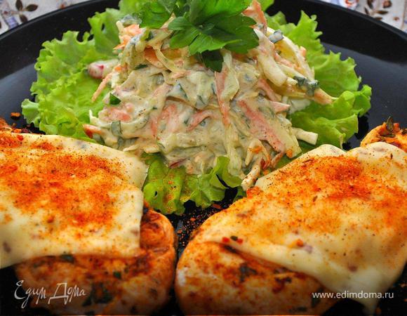 Филе обжарить на сковороде гриль без добавления масла по 3-4 мин с каждой стороны. Выложить на тарелку и сверху положить ломтик сыра чеддер, посыпать паприкой или карри. Рядом положить лист салата и выложить на него ваш Коул Слоу, заправленный йогуртом и приправами (по вкусу можно подсолить кто любит), украсить свежей петрушкой.