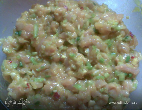 Все ингредиенты для начинки  мелко порубить и перемешать.