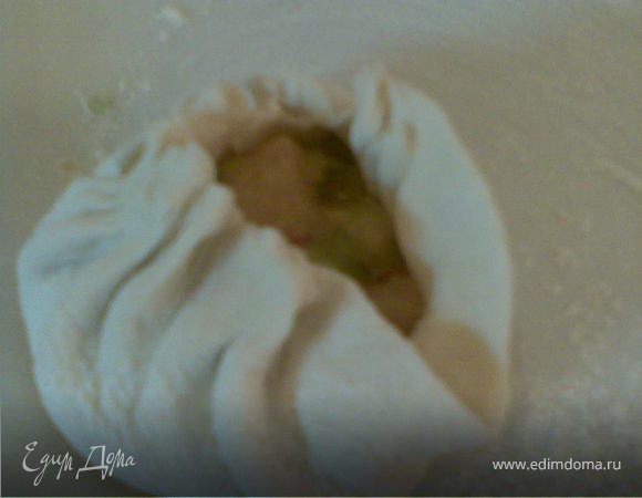 Из теста скатать шарики диаметром 2,5 см. Раскатать от середины,положить 1 ст.л. начинки и слепить.