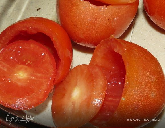 Подготовить помидоры, срезав крышки и вынув ложкой внутренность. Мякоть порезать, посолить, добавить сахар, перец.