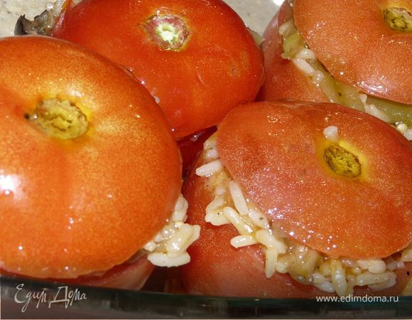 Духовка 170С , наполнить помидоры рисом, накрыть крышками, сбрызнуть оливковым маслом и поставить на 20 минут в духовку.
