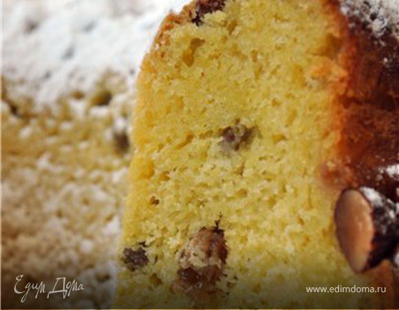 Замочить смородину и изюм в роме.,
Форму с трубкой посередине диаметром 20 см, смазать толстым слоем сливочного масла, вдавить миндаль, поставить в холодильник.
Дрожжи замочить в молоке.
Муку просеять в миску, смешать с солью, сделать выемку в центре, влить молоко с дрожжами, яйца, сахар, масло. Хорошо перемешать, всыпать ягоды вместе с ромом. Вылить тесто в форму, оставить на 30 минут, чтобы подошло и стало выше на 2,5 см.
Выпекать 50-60 минут в нагретой до 190 г. духовке.
Остудить на решетке.
Остывший пирог посыпать сахарной пудрой.