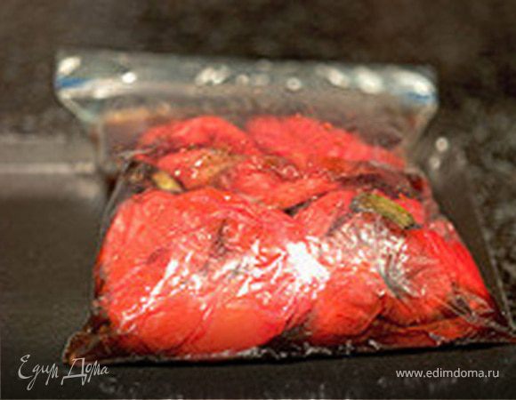 Перцы натираем оливковым маслом, накалываем вилкой (чтобы не лопнули) и отправляем в разогретую до 200 градусов духовку минут на 20-25. Пока уверенно не почернеют! Перекладываем в полиэтиленовый пакет (из пищевой плёнки, конечно же), плотно закрываем и оставляем минут на 20. У нас потом идеально снимется шкурка. Очищаем от семян и кожицы, кладем в миску - с них должен хорошо стечь сок. Нарезаем длинными полосочками.