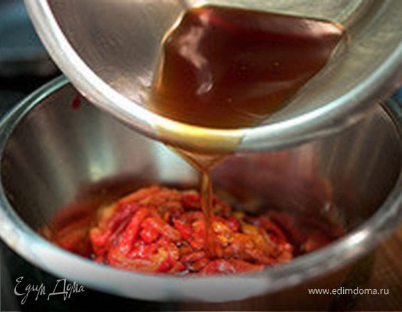 Оставшийся сок перемешиваем с ложкой бальзамического уксуса и заправляем перцы. Режем чеснок пластинками.Отправляем в перцы, мелко рубим петрушку и туда же.