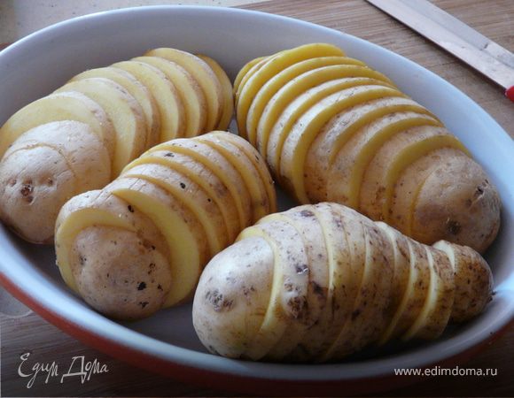 Порезать картошку кружками (средней толщины). В глубокую сковороду сложить картошку, влить молоко, соль, перец и тушить до полуготовности