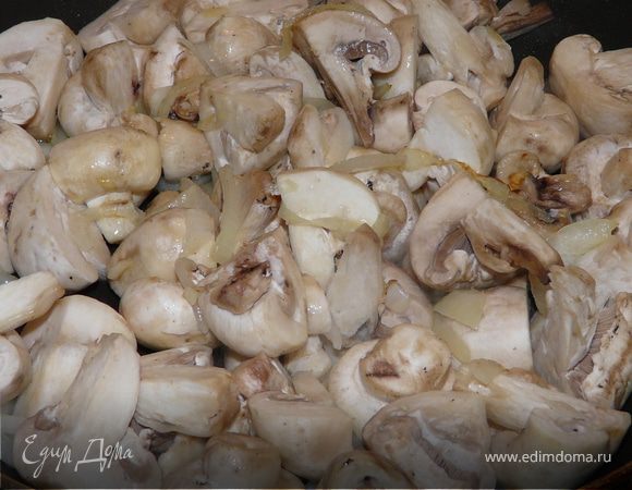 Грибы нарезать как нравится, на сковороде с луком, чесноком, вином протушить несколько минут на оливковом масле (можно и на сливочном). Поперчить, посолить.
В емкость/форму, смазаную, сложить картошку с грибами (в любом порядке), сверху вылить все подливки и еще немного молока.