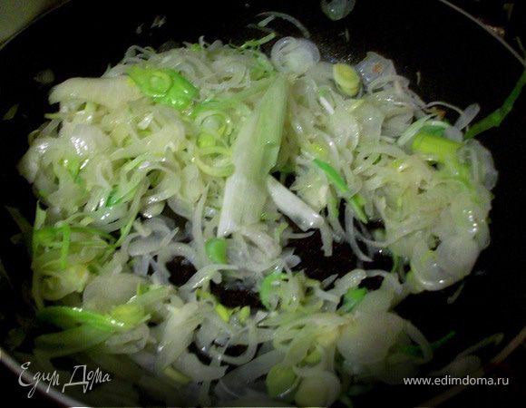 Чистим и режим весь лук кольцами. У лука- порея режим всю белую часть и чуть-чуть зеленой. 
Берем большую сковородку (очень важно, чтобы сковорода была большая, так как в нее потом придется выливать бульон!). Добавляем ложку оливкового масла и немножко сливочного. Жарим 8-10 минут репчатый лук. Затем добавляем лук-порей (тоже на 10 минут)